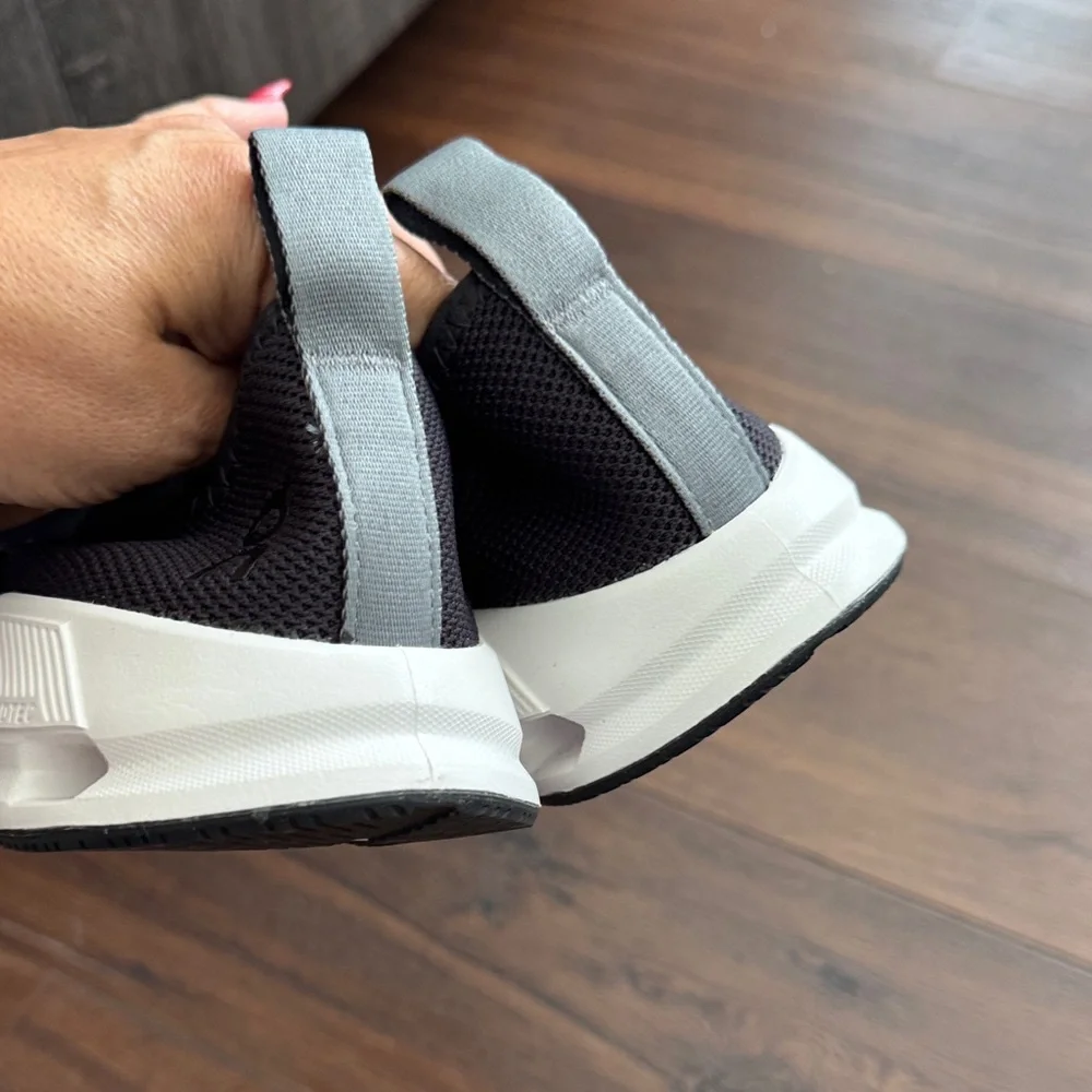 On Running Cloudeasy Men's Black and White Sneakers. No Box